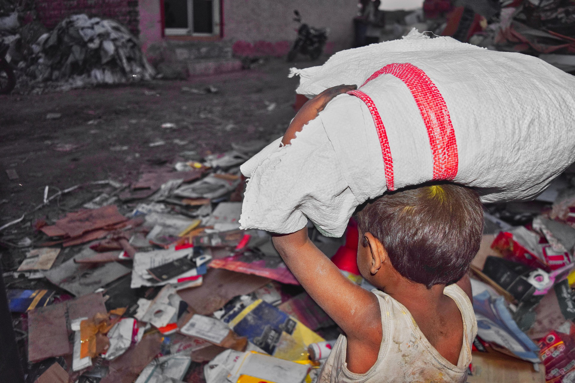 Más de 100 millones de niños de la calle viven desprotegidos y en peligro constante en el mundo