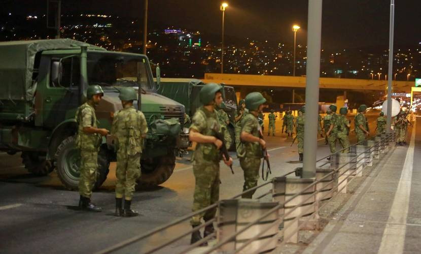 Militares bloqyean acceso Bosforo REUTERS CLAIMA20160715 0325 44