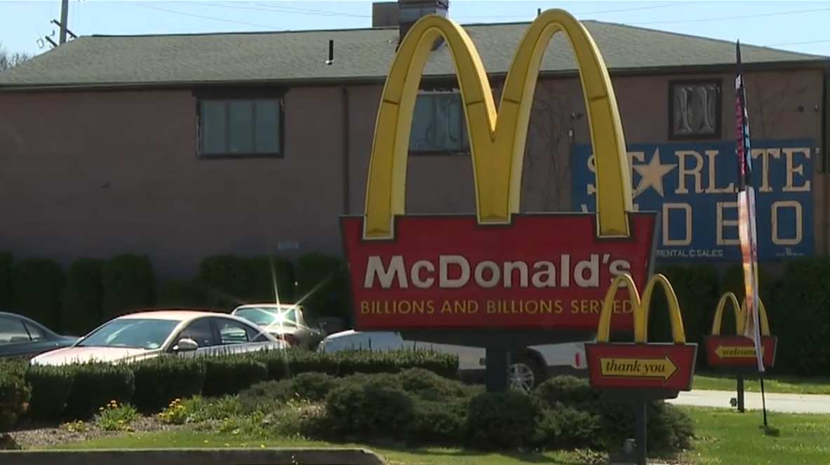 Unniode8aosaprendeaconducirenYoutubeyvaconsuhermanaalMcDonalds