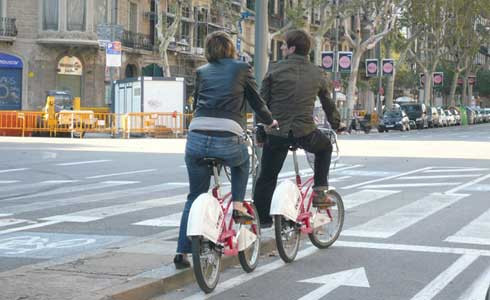 Pareja en bicing en el Passeig Sant joan
