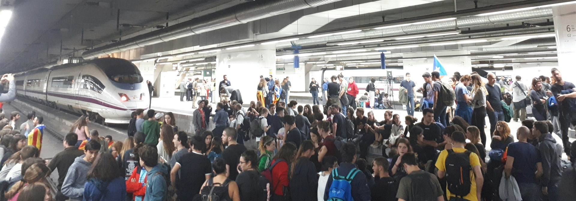 Estudiantes bloquean vias ave