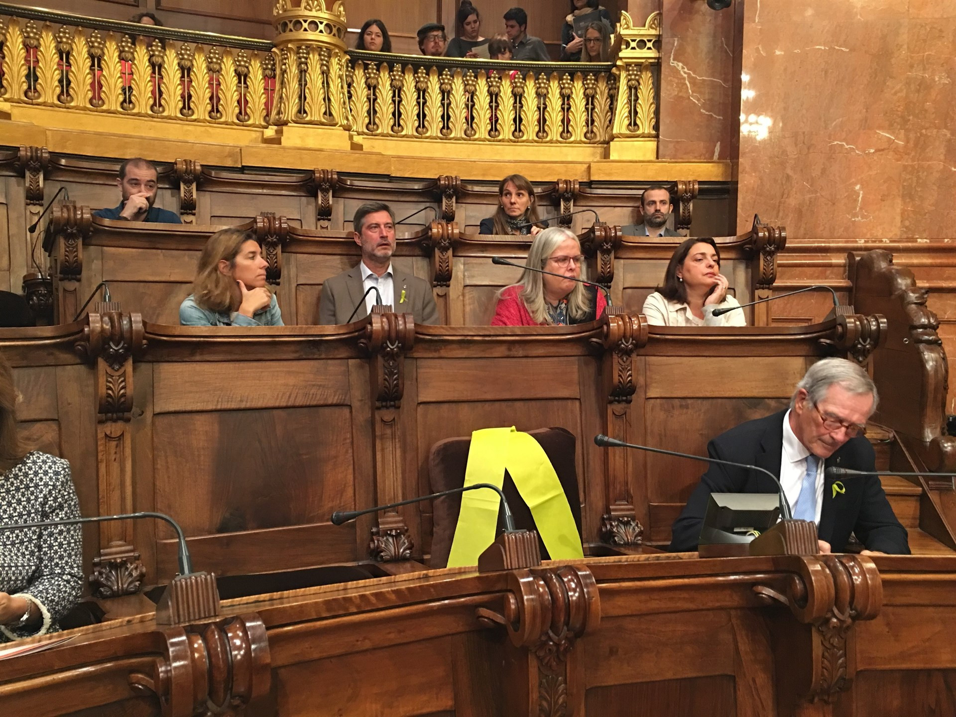 Lazo amarillo silla joaquim forn