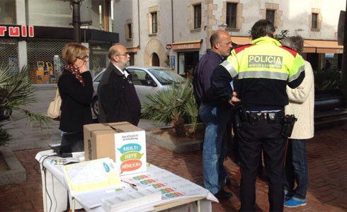 Los mossos retirando las urnas del multireferendum