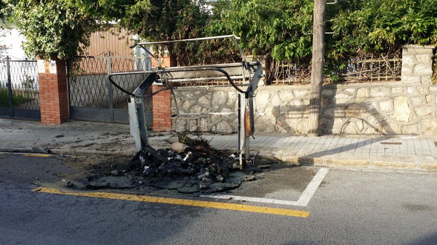 Quema de contenedores en el barrio de Albarrosa de Viladecans