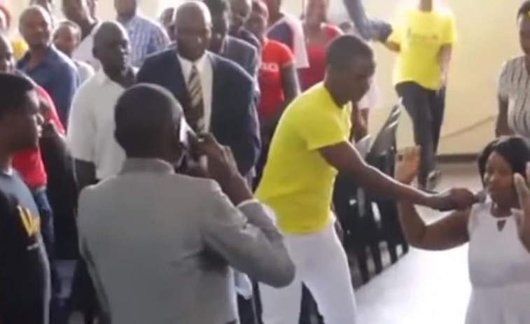 Un pastor habla con Dios desde su teléfono móvil