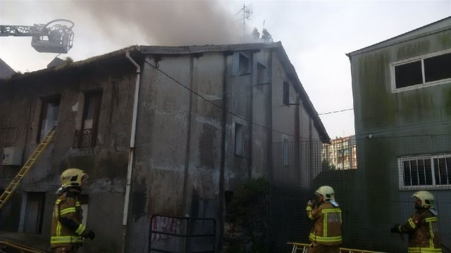 Cuatro muertos y ocho personas evacuadas a centros hospitalarios en un incendio en Bilbao