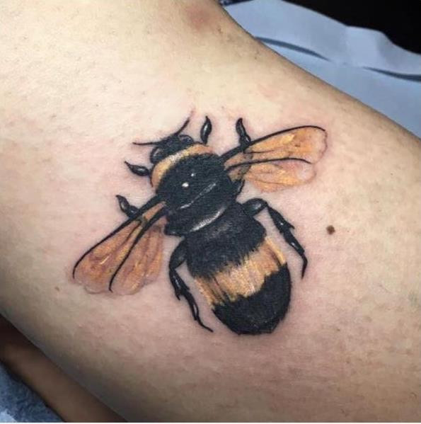 Tatuarse una abeja en honor a las víctimas de Manchester