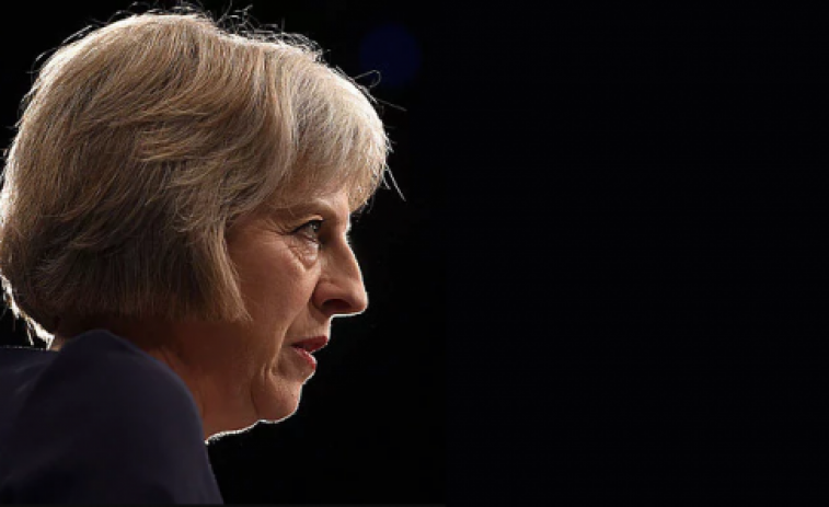 Theresa May, una premier colgada