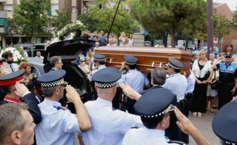 Más de un millar de personas despiden en Gavà al sargento Antonio López como un héroe