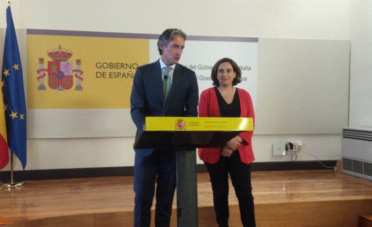 De la Serna culpa a Colau y Carmena de la subida de los alquileres