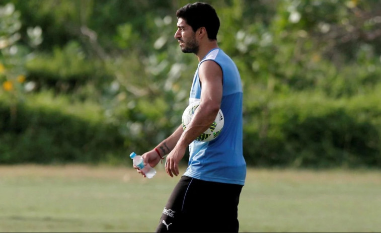 El médico de la selección uruguaya no descarta que Suárez juegue ante Argentina