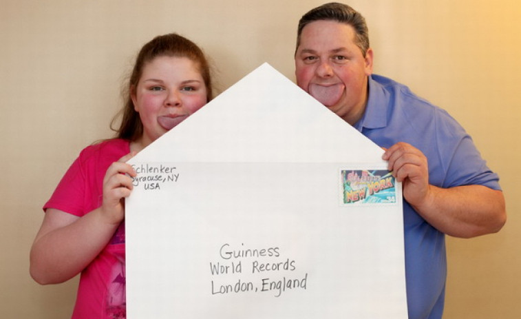 Padre e hija entran en el libro Guinness por tener la lengua más ancha del mundo
