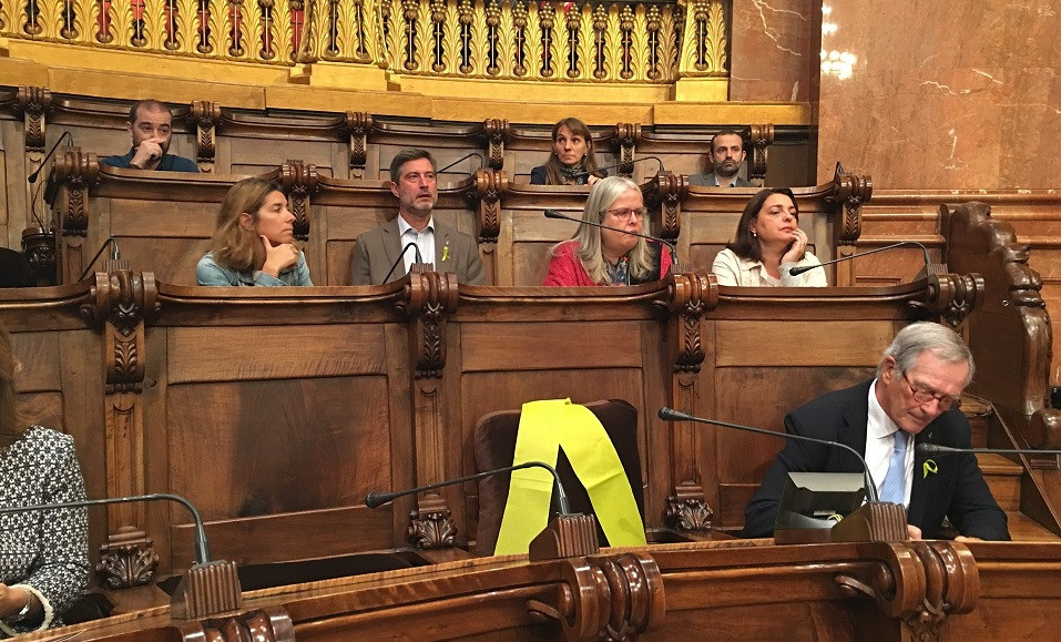 Lazo amarillo silla joaquim forn ayuntamiento Barcelona