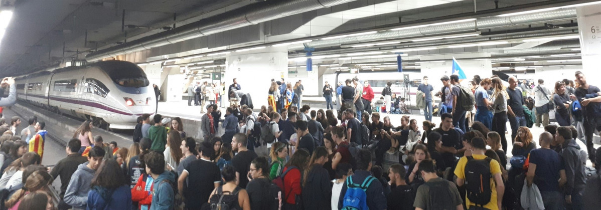 Estudiantes bloquean vias ave