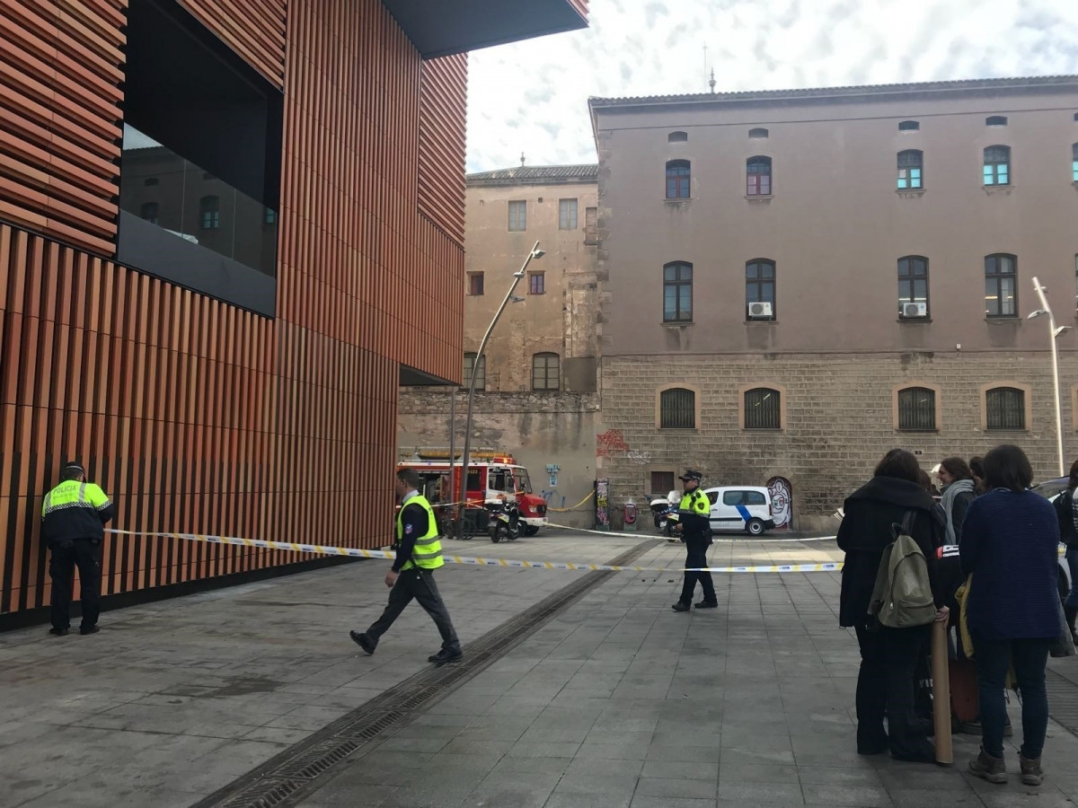 Desalojo escola massana barcelona humareda
