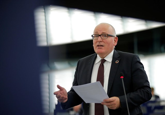 Timmermans advierte a Puigdemont que Bruselas no se dejará 