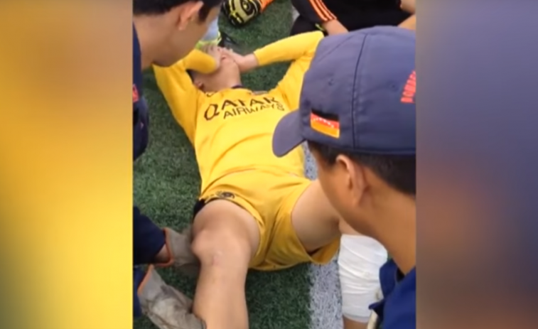Le ponen la rodilla en el sitio en el propio campo de fútbol