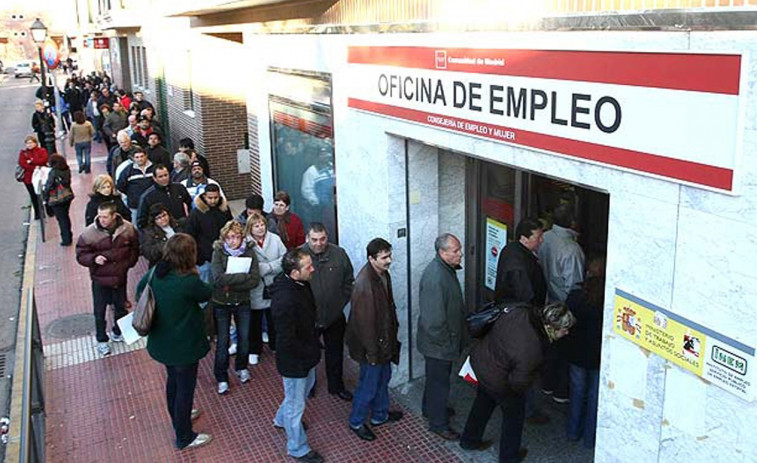 ​El paro sube en 29.400 personas en España y baja en 20.600 en Catalunya