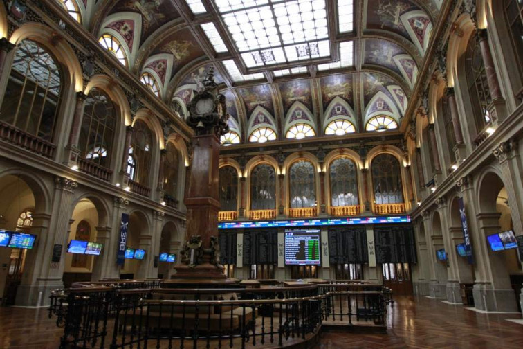La CNMV prohíbe durante un mes las posiciones cortas en toda la Bolsa española