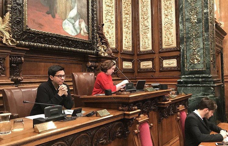Colau pisarello pleno ayuntamiento barcelona