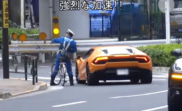 Policía persigue a un Lamborghini Huracán… en bicicleta