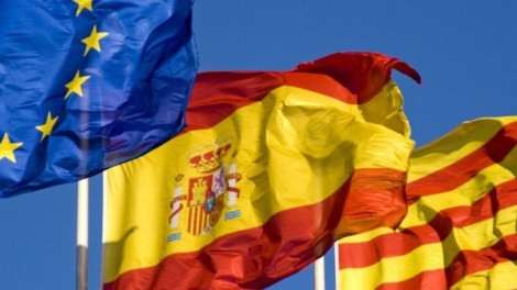 Multan a tres universitarios que rajaron una bandera española