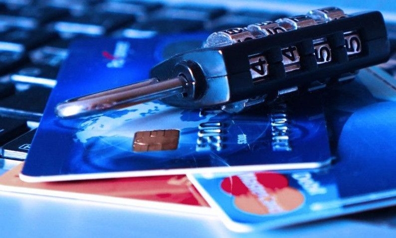 Robo identidad tarjeta candado phising