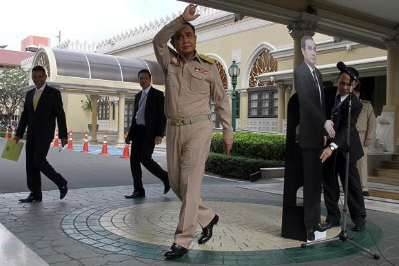 Prayuth Chan ocha y su muu00f1eco a tamau00f1o real