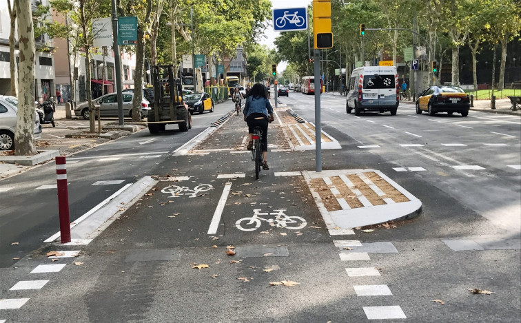 Barcelona prohíbe ir en bici por las aceras a partir de 2019