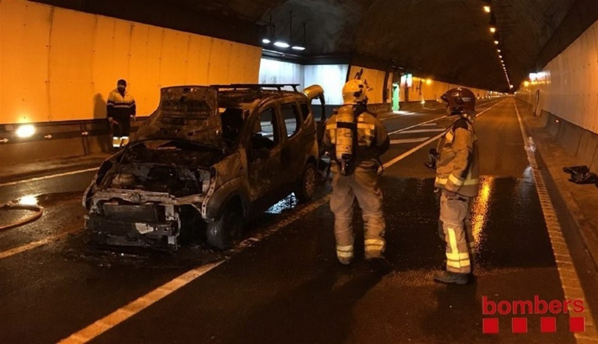 Coche quemado en túnel del cadí. enero 2018