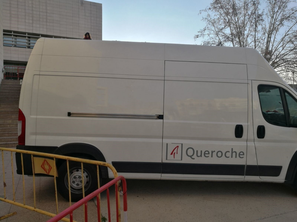 Furgoneta que traslada el cuadro de la inmaculada desde lleida hasta aragón