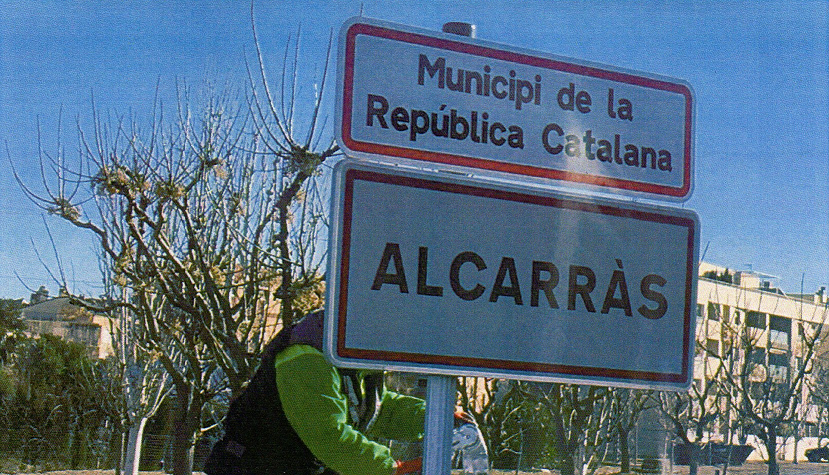 Operario instalando cartel República catalana en Alcarràs