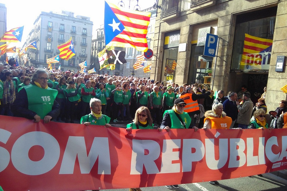 Manifestación independentista pleno investidura puigdemont parlament