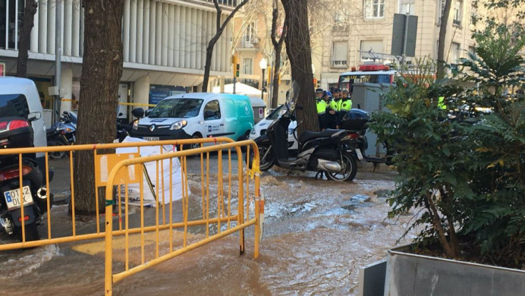 ​Una fuga de agua causa una espectacular riada en el barrio de Gràcia de Barcelona