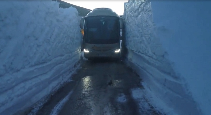 Autobús paredes nieve