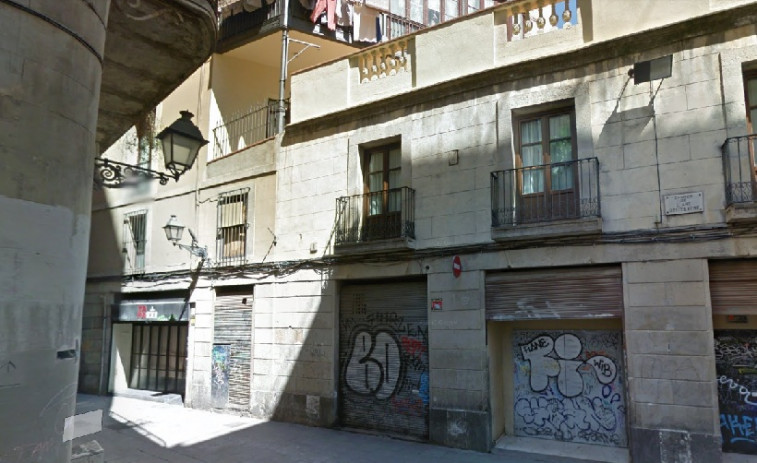 Desalojan cuatro viviendas del Raval de Barcelona por inestabilidad del edificio