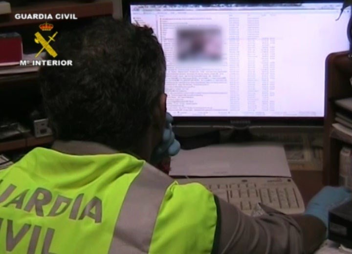 Guardia civil frente a ordenador