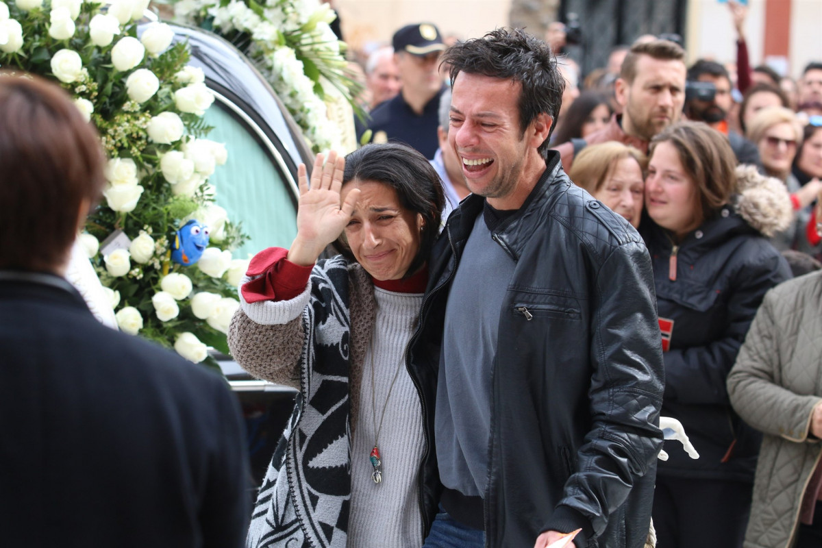 Padres de gabriel en el funeral