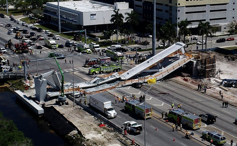 Mueren varias personas al derrumbarse un puente en Miami