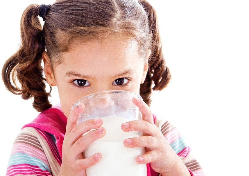 Lactosa vaso de leche niña