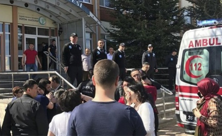Un investigador mata a tiros a cuatro personas en una universidad de Turquía