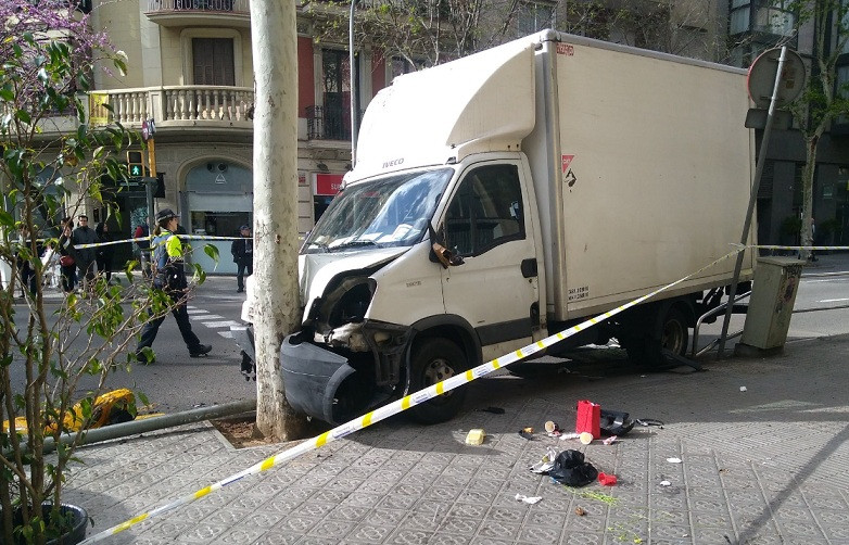 Camión carrer aragó barcelona twitter 12042018
