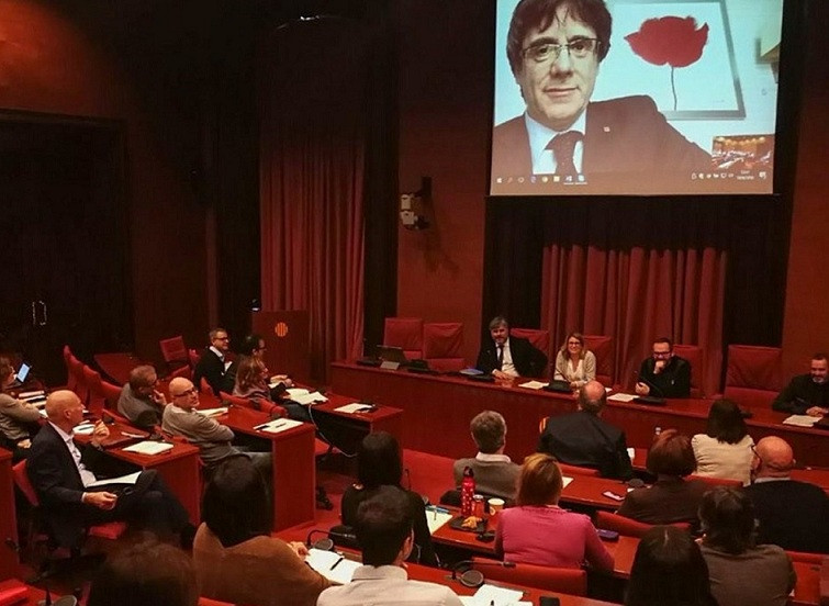 JxCat gana tiempo para lograr la investidura a distancia de Puigdemont