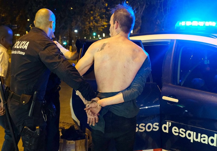 Vecinos impiden que un hombre abuse de una menor en la Barceloneta