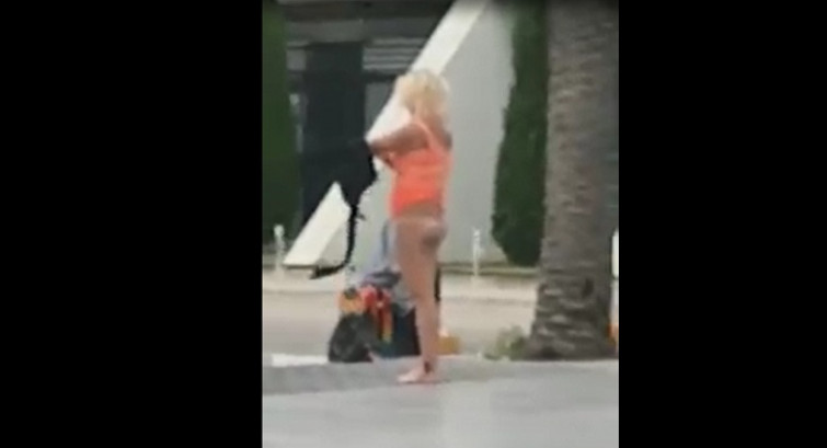 Una turista se desnuda en el Aeropuerto de Palma de Mallorca