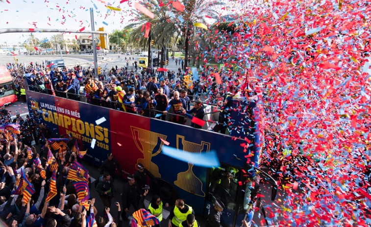 Rúa multitudinaria para celebrar el doblete del Barça