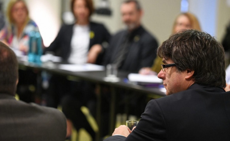 Puigdemont aborda con JxCat como afrontar otras elecciones ante la imposibilidad de una investidura telemática
