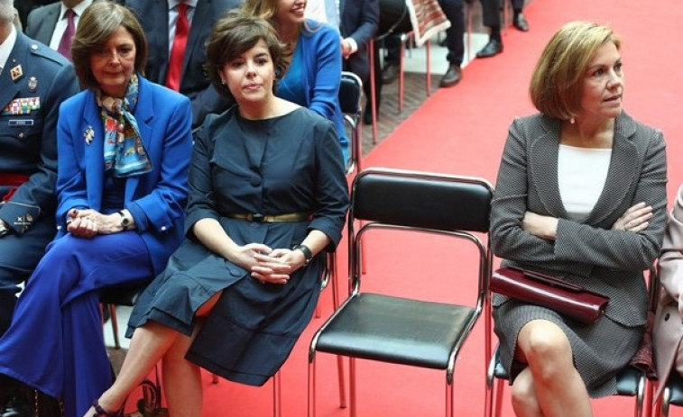 La pugna entre Santamaría y Cospedal para liderar el PP arranca en las redes