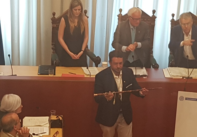 u00c1lex Pastor (PSC) toma posesiu00f3n como nuevo alcalde de Badalona