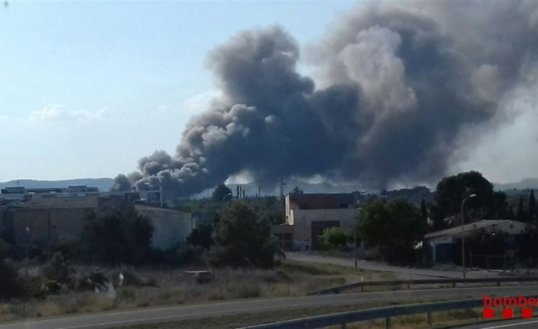 Un incendio afecta a una nave industrial de L'Ametlla de Mar